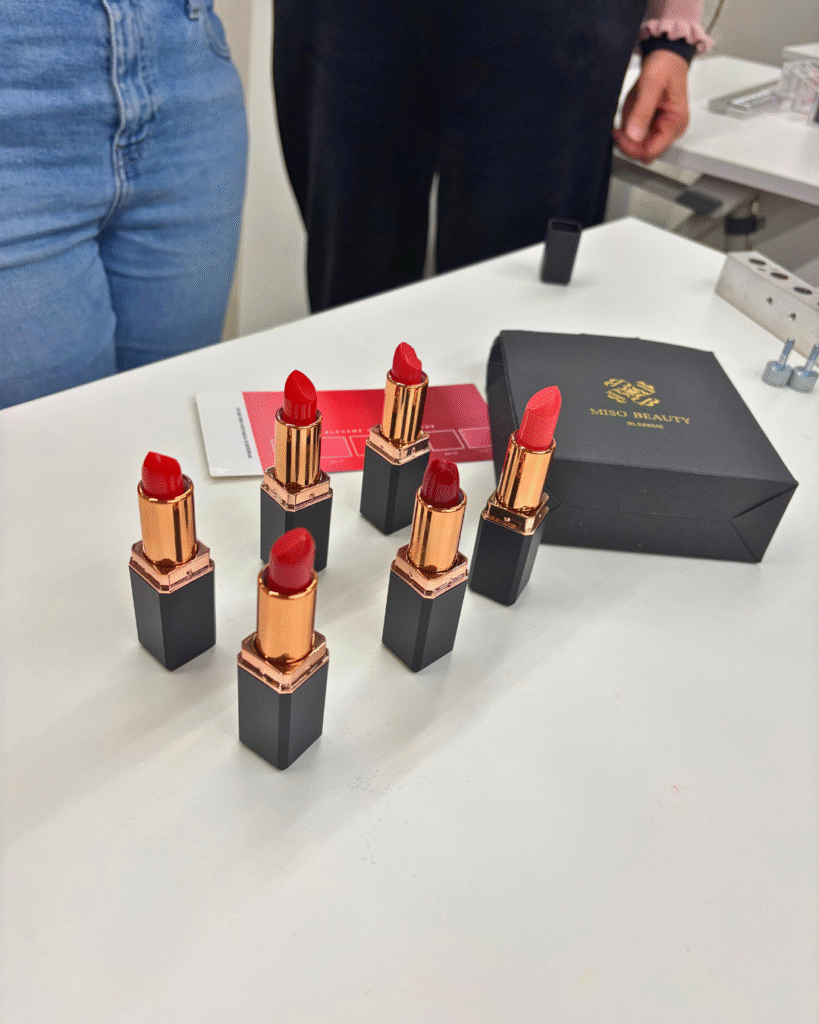 서울에서 열린 She Makes Impact 행사에서 워크숍을 통해 제작된 비건 립스틱이 테이블 위에 전시된 모습